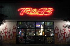 夜になると店外は こんな感じです。